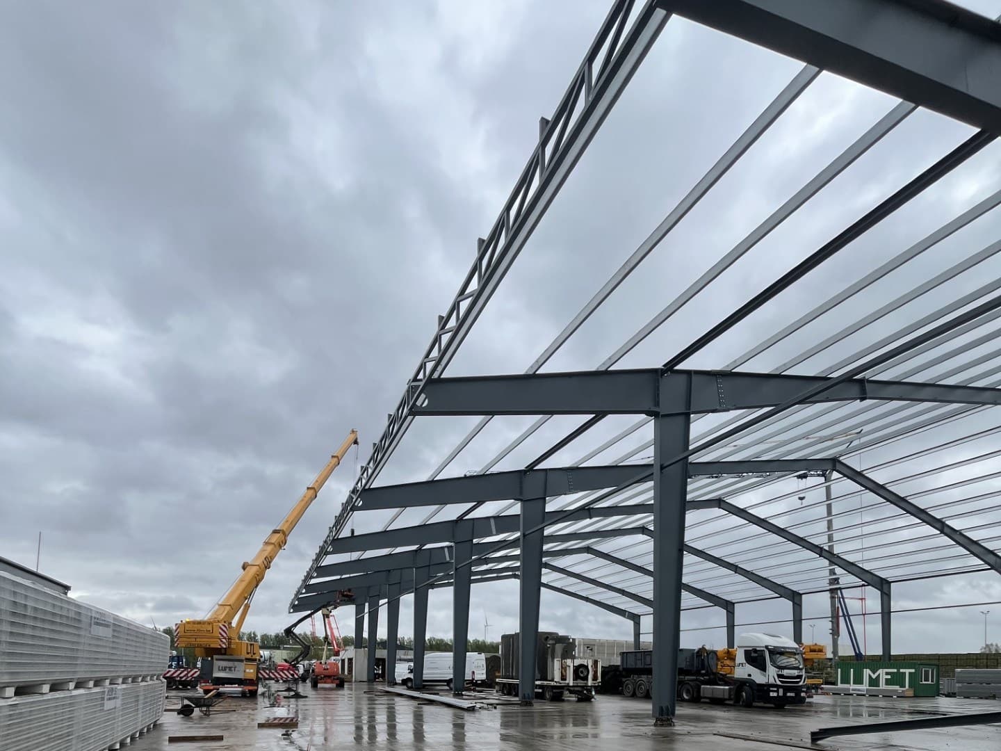 Staalstructuur van een industrieloods in opbouw — project M-Tek